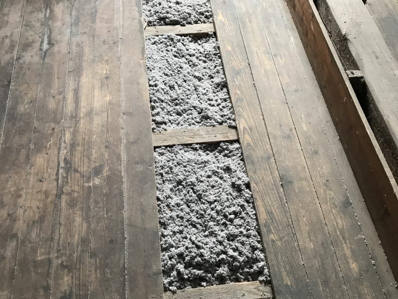 Holzbalkendecke gefüllt